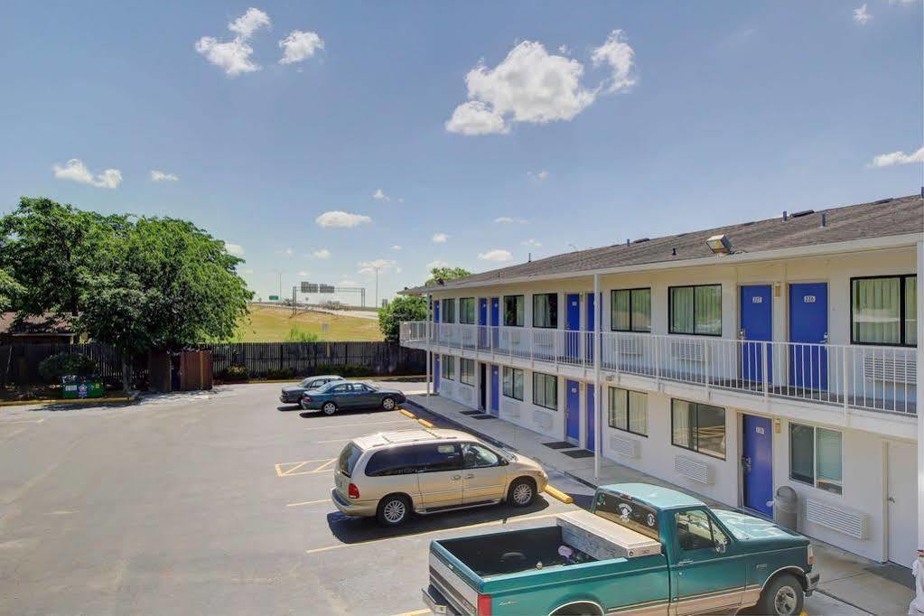 Red Roof Inn San Antonio E - Frost Bank Center Dış mekan fotoğraf